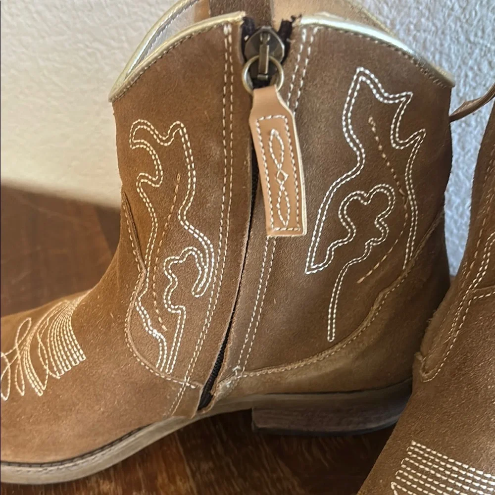 Dingo Brown Ankle Boots with White Stitching - Picture 7 of 7